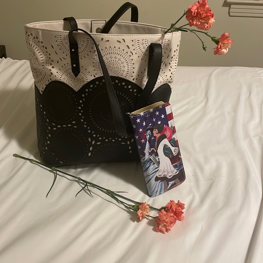 Black and White purse with nice money holder